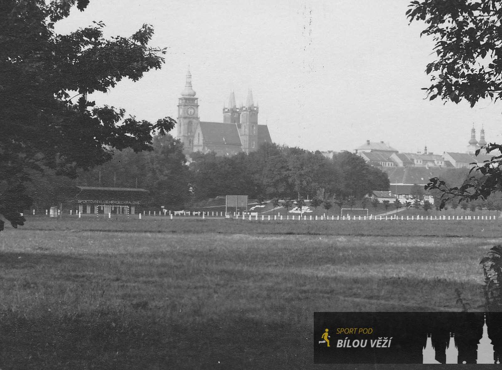 Pohled na hřiště SK Hradec Králové od ještě nestojící Fakultní nemocnice. Výřez z pohlednice